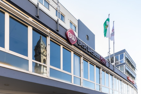 Außenansicht auf das Hotel mit Spiegelung des Reichenturm in der Scheibe