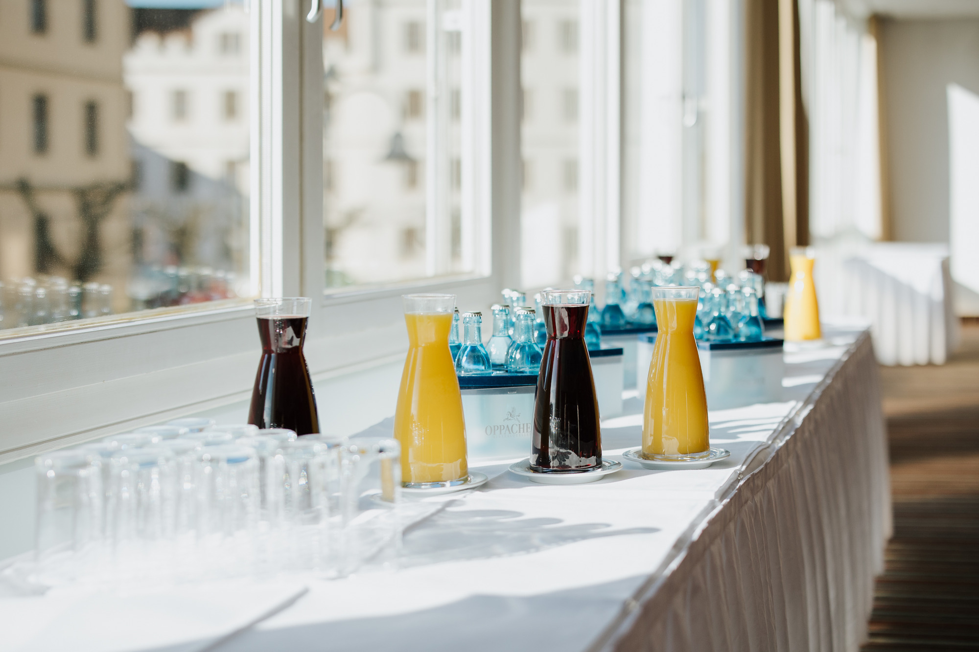 Getränkebuffet mit unterschiedlichen Säften und Wasser