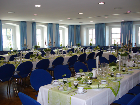 Kaffeetafel im kleinen Saal der Blauen Kugel