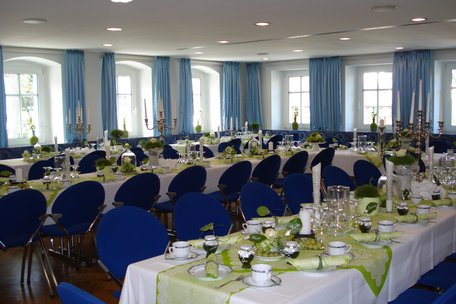 Kaffeetafel im kleinen Saal der Blauen Kugel