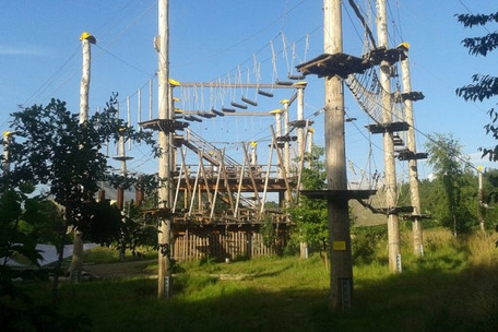 Kletterpfade im Hochseilgarten am Stausee