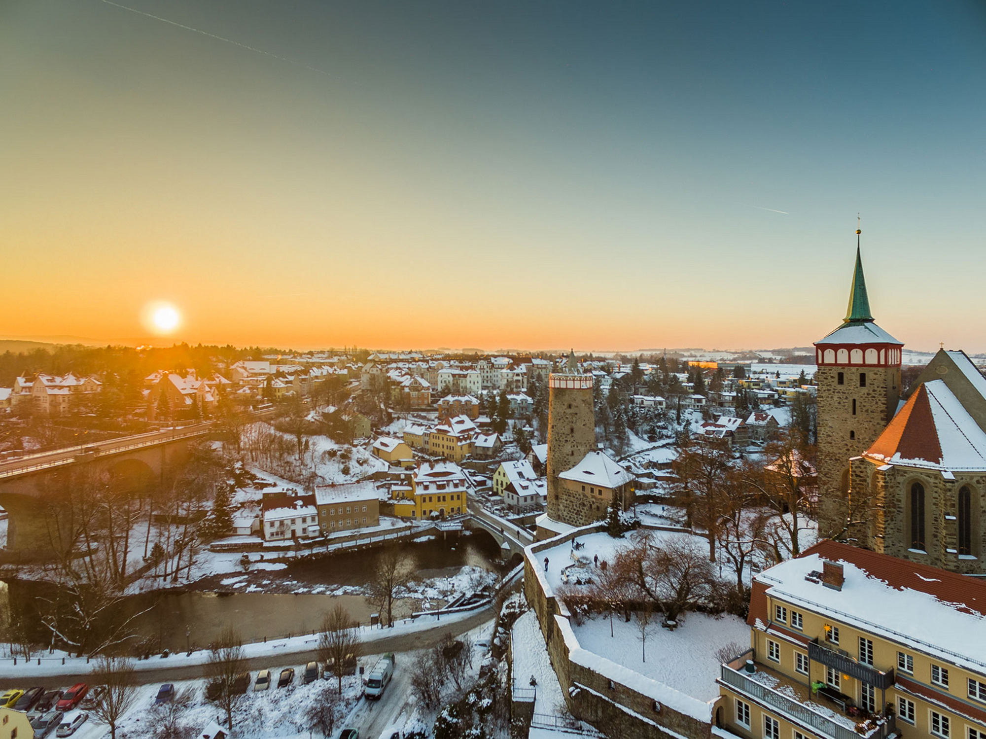 Blick auf ein Verschneites Bautzen, zu sehen ist die Friedensbrücke, das Spreetal, die Alte Wasserkunst und die Michaeliskirche